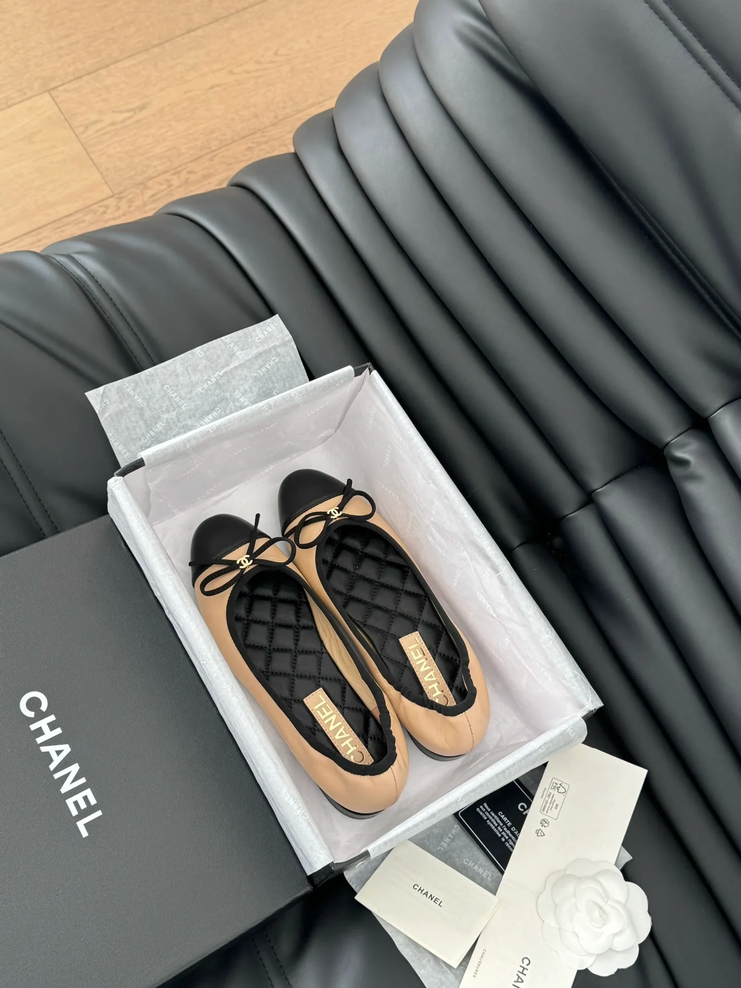 👟👟Ex-factory price 520👟👟 Chanel Xiaoxiang 25C new bow shoe series, original 1:1 replica, a classic among classics. It is perfect whether paired with trousers or skirts. The small round toe design is very good at modifying the foot shape. A must-have for little fairies! The upper is made of imported lambskin, the lining is made of top-grade mixed sheepskin, and the outsole is imported Italian cowhide. Size: 35-39 (40/41/42/43 customized)